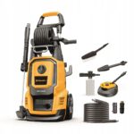 Myjka ciśnieniowa Riwall REPW 195i , produkt na białym tle po prawej wyszczególnione dodatkowe elementy zestawu takie jak szczotka do felg, szczotka do tarasu, lanca z dyszami, pianownica oraz wąs przedłuzeniowy wraz z łącznikiem