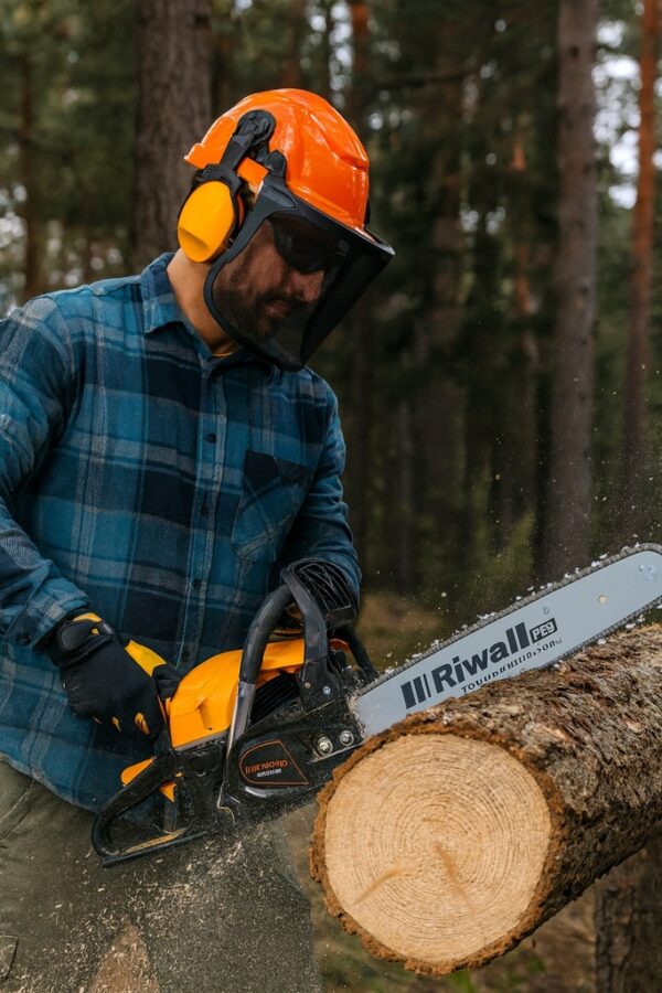 Pilarka-spalinowa-pila-Riwall-Pro-5140pl-silnik-58-cm3-7-KM-prowadnica-50cm-Zbiornik-oleju-0-25-ml