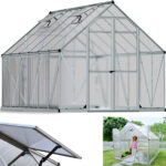 grafika prezentująca szklarnię poliwęglanową palram canopia, do tego w dolnym lewym rogu otwarte okno dachowe w prawym dolnym środku otwarta szklarnia w ogrodzie z Panią stojącą w wejściu